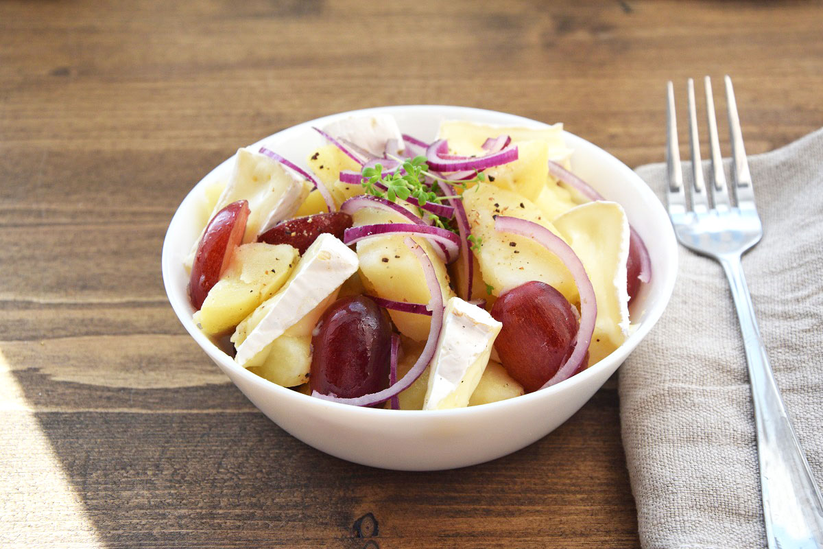 Салат с картофелем, виноградом и сыром камамбер